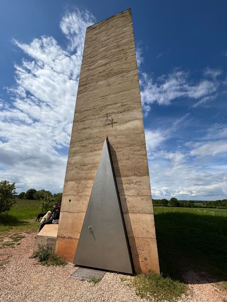 Bruder Klaus Kapelle in Mechernich mit hohem Bau und blauem Himmel