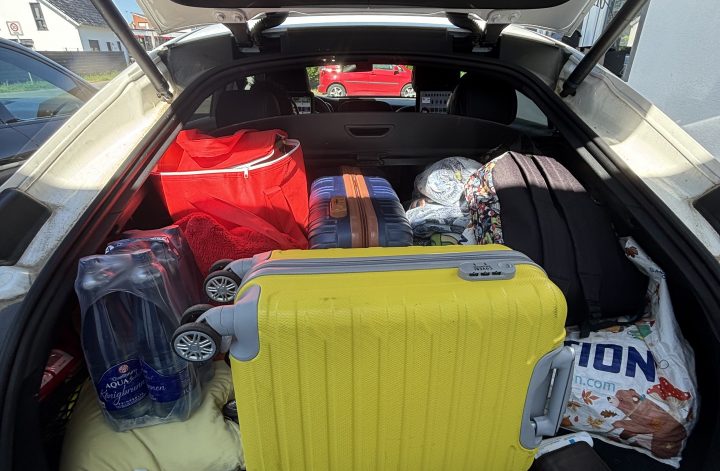 Vollgepacktes Auto vor der Abfahrt zum Center Parcs Eifel mit Kindern