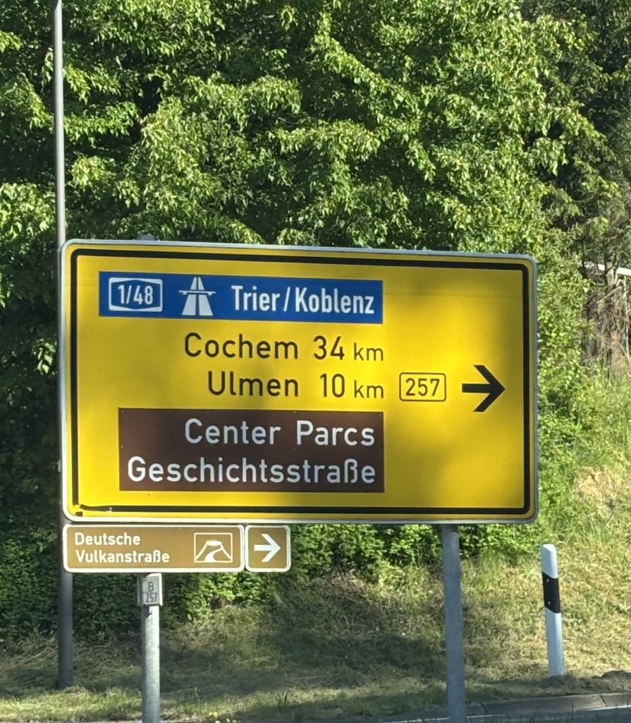 Wegweiser zum Center Parcs Eifel bei der Anreise mit Kindern