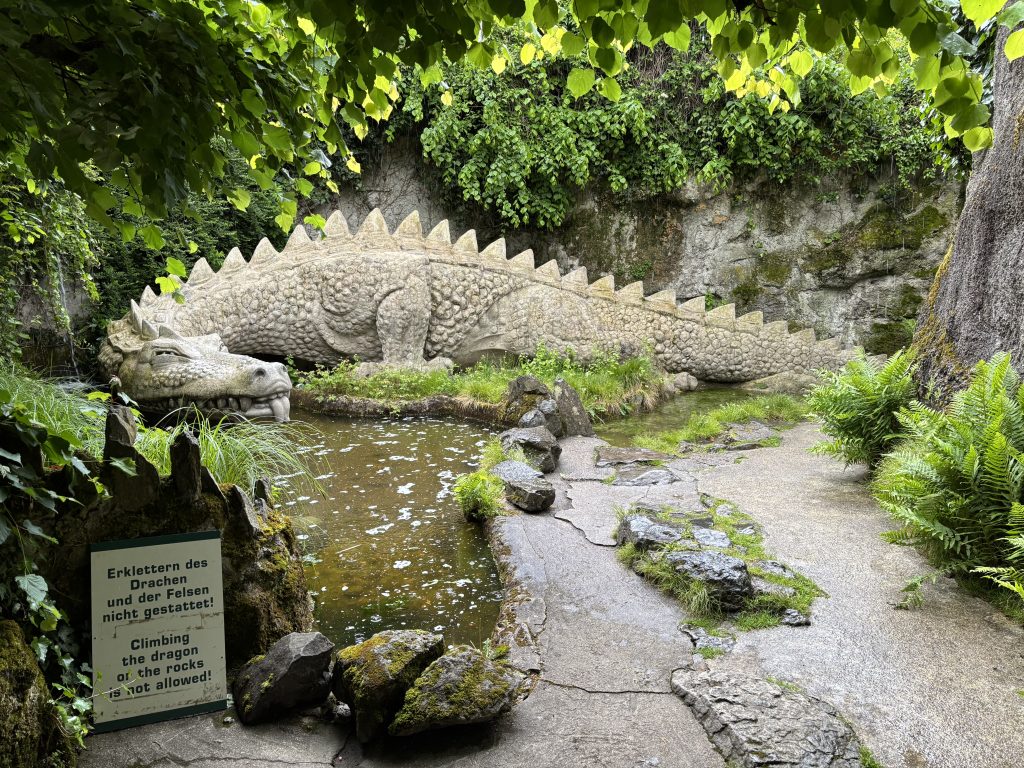 Großer steinerner Drache an der Drachenhöhle Königswinter