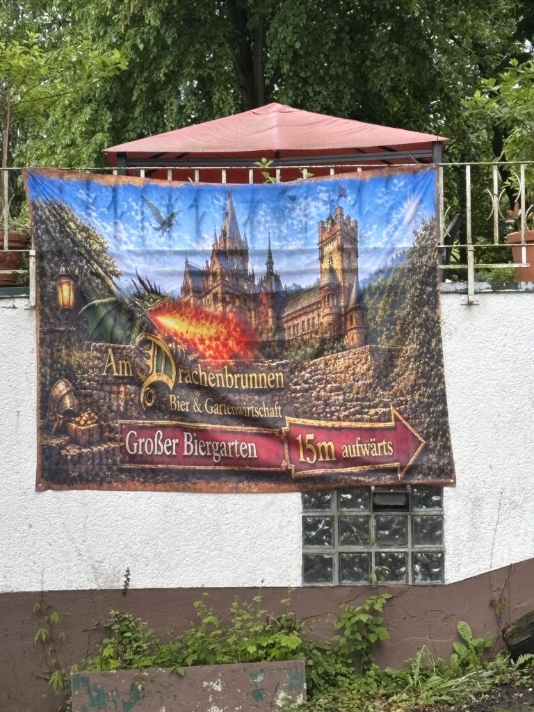 Restaurant Drachenbrunnen nahe der Nibelungenhalle Königswinter