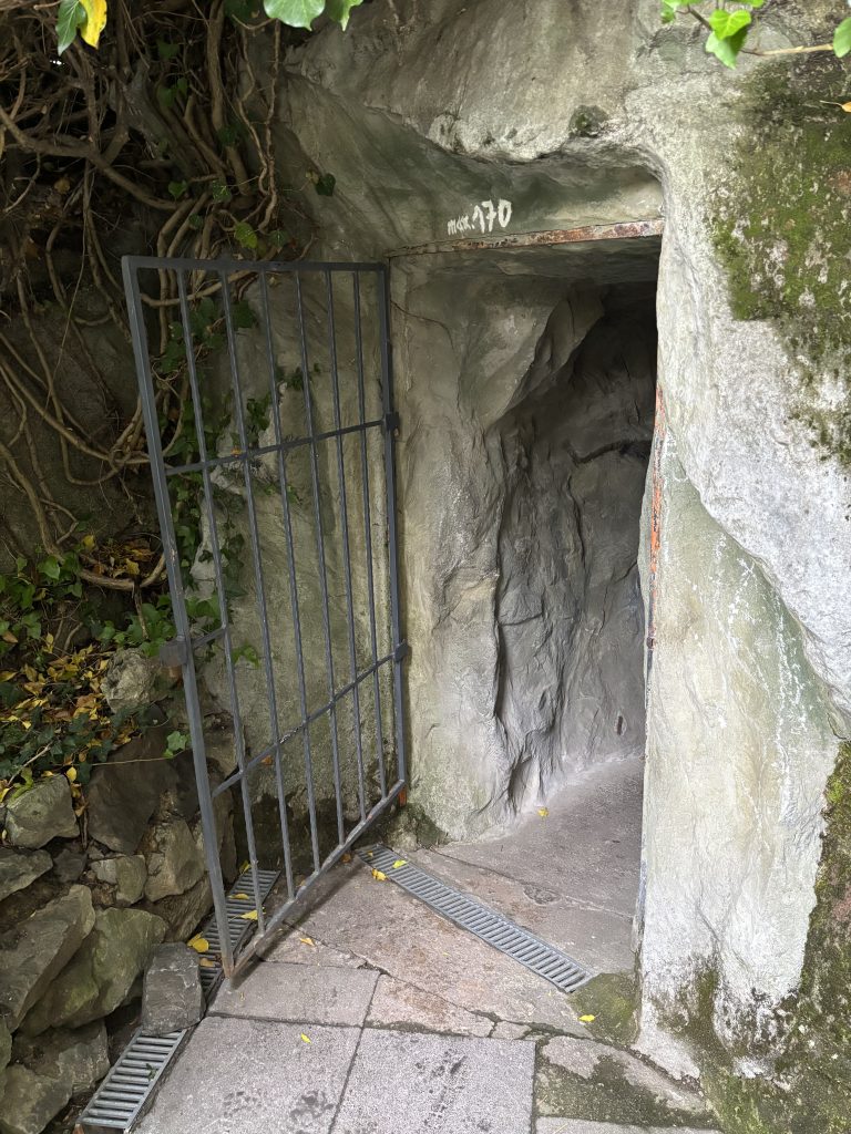 Eingang zur Drachenhöhle in Königswinter