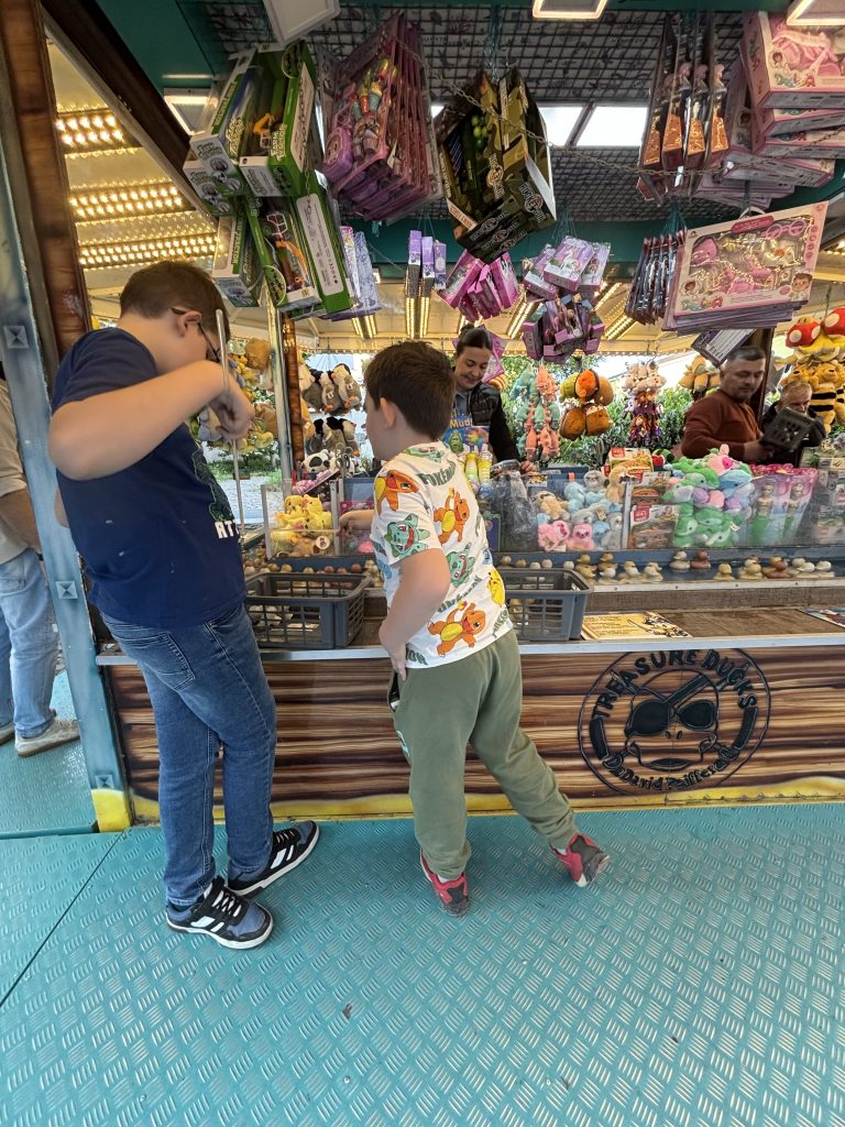 Kinder beim Entenangeln auf der Donatus Maikirmes Euskirchen