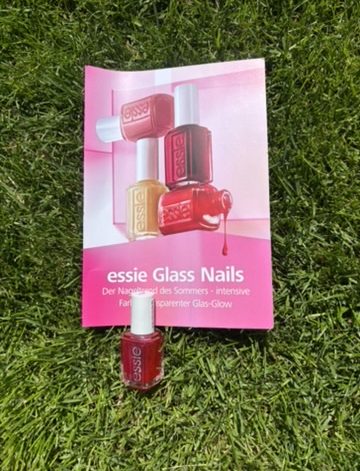 essie Glass Nails Nagellack aus dem trnd Produkttest auf einer Wiese im Sommer