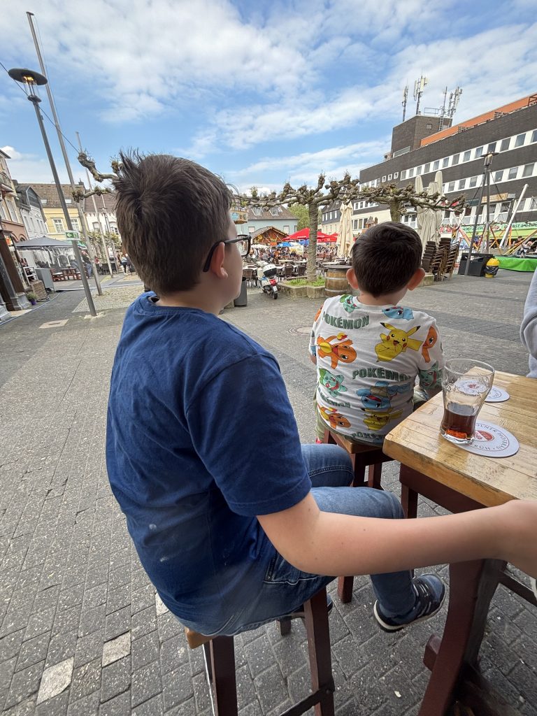 Kinder sitzen mit Blick auf die Donatus Maikirmes Euskirchen