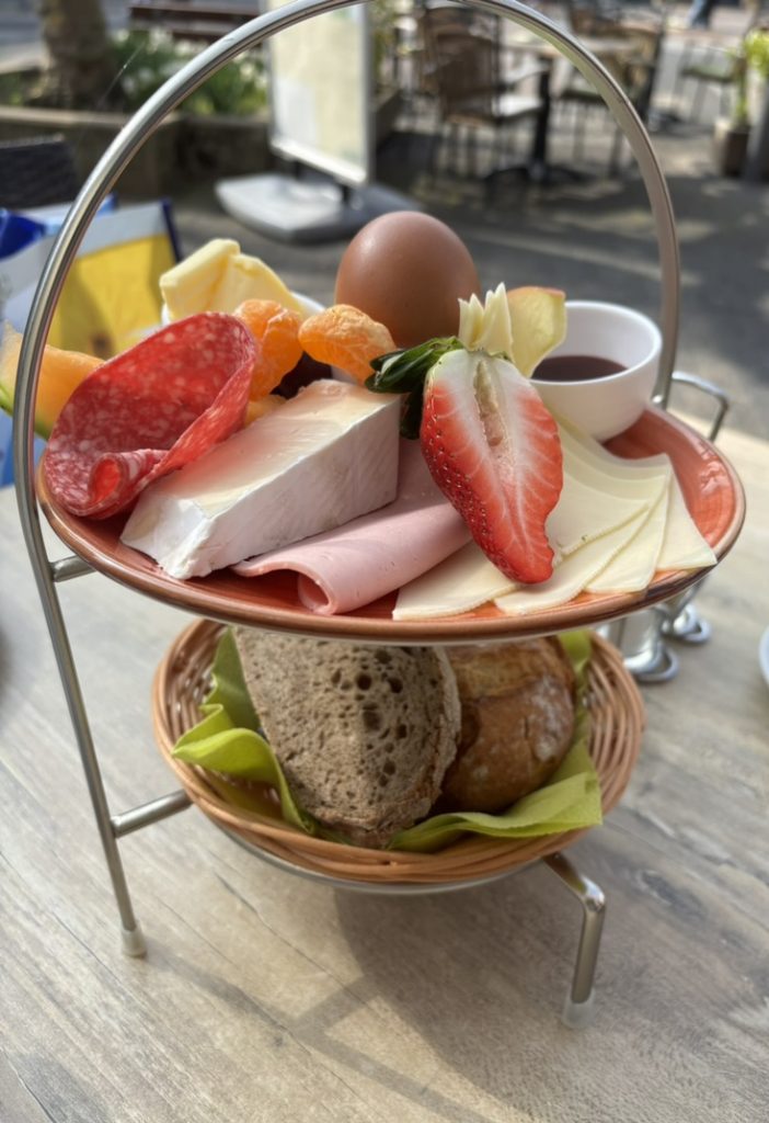 Frühstück Etagere Café Markt 10 Euskirchen mit Wurst Käse Obst