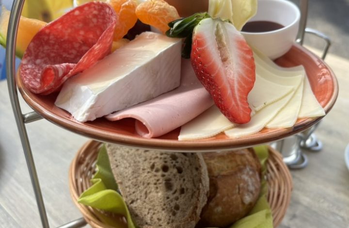 Frühstück Etagere Café Markt 10 Euskirchen mit Wurst Käse Obst