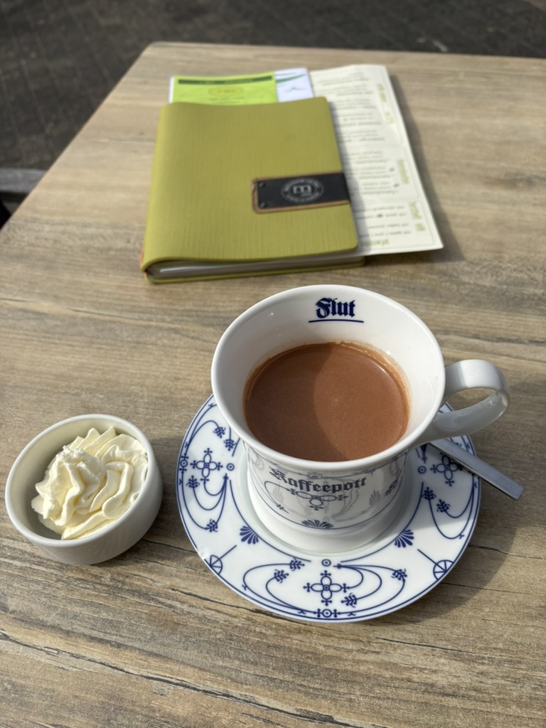 Kakao mit Sahne Café Markt 10 Euskirchen am Tisch