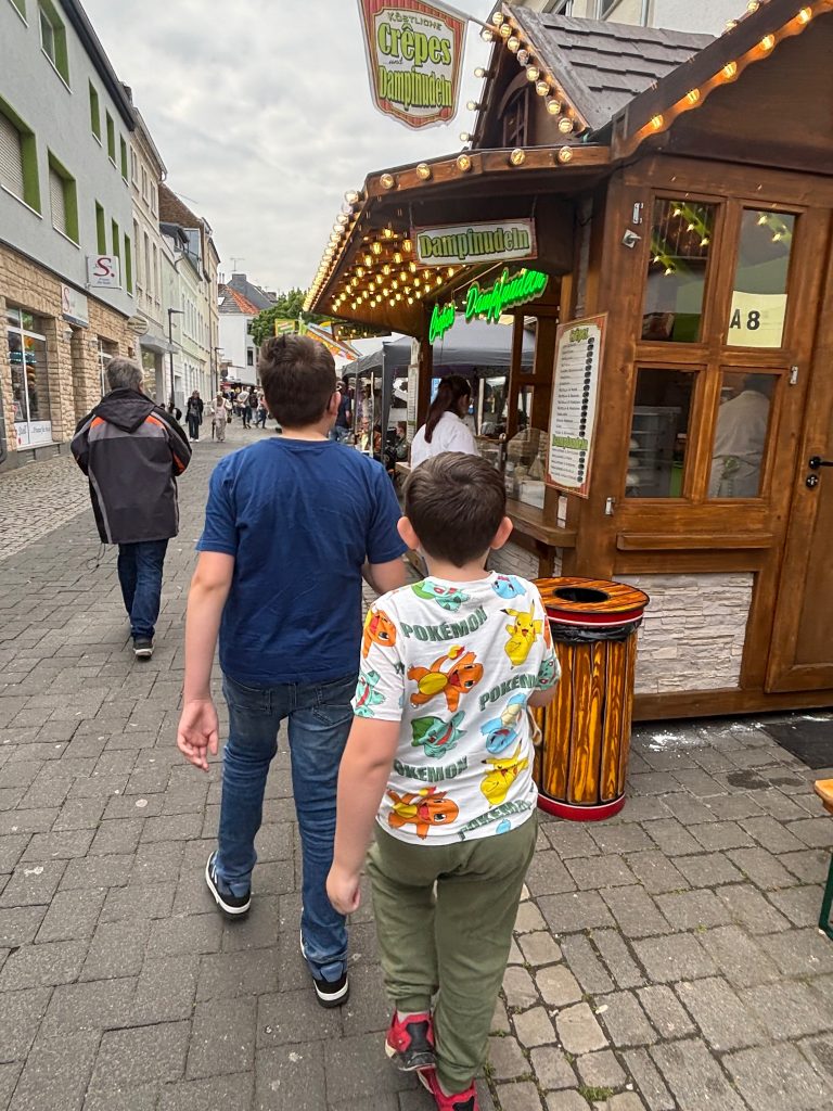 Kinder laufen durch Euskirchen zur Donatus Maikirmes