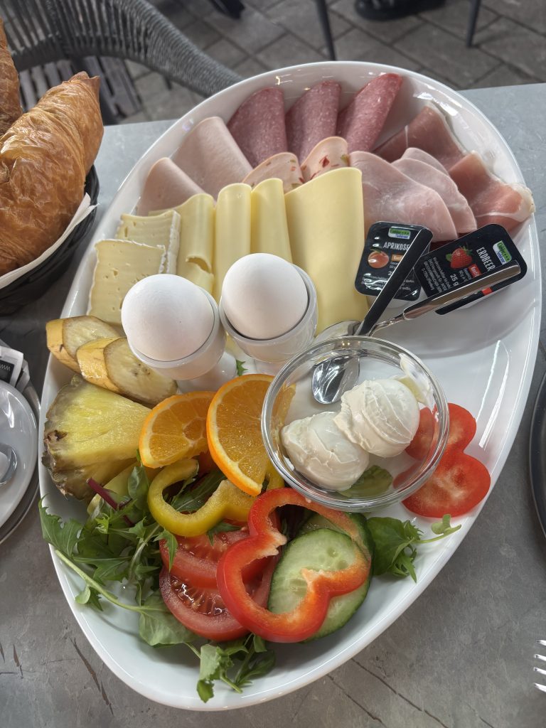 Frühstück im La Luna Euskirchen mit Brötchen, Saft und Kaffee