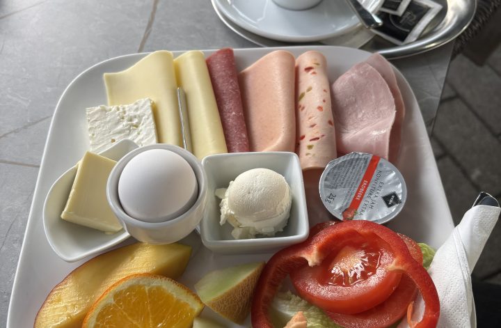 Frühstück im La Luna Euskirchen mit Brötchen, Käse, Ei und Kakao
