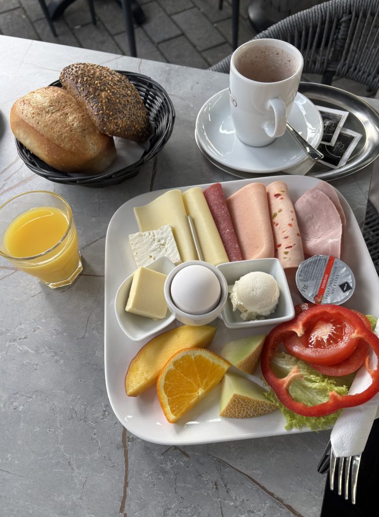 Frühstücksteller im La Luna Euskirchen mit Aufschnitt, Ei und Obst