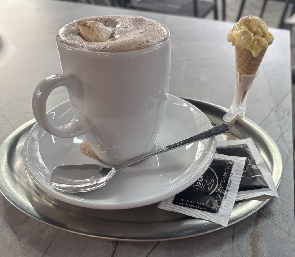 Heißgetränk mit Sahne und kleinem Eis im La Luna Euskirchen