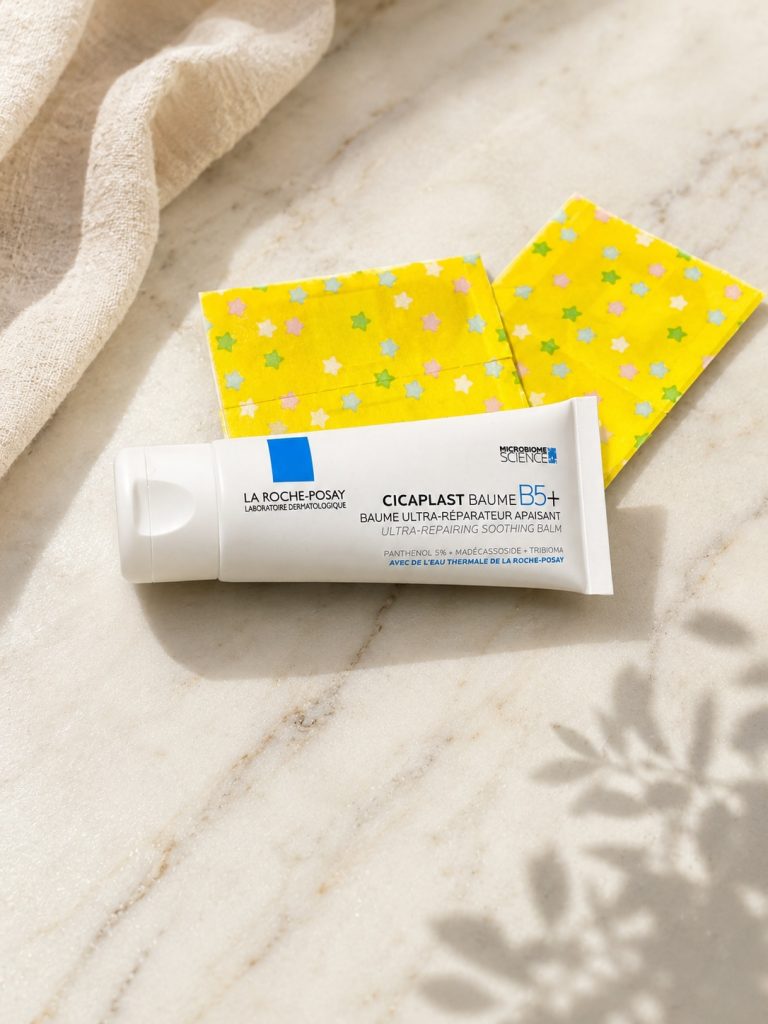 La Roche Posay Cicaplast Baume B5+ mit Kinderpflastern im Familienalltag