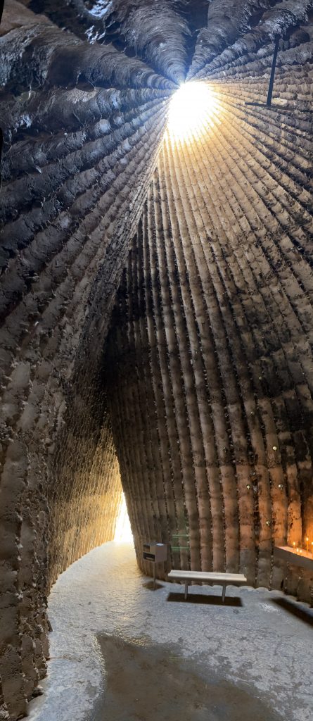 Licht fällt von oben in den Innenraum der Bruder Klaus Kapelle