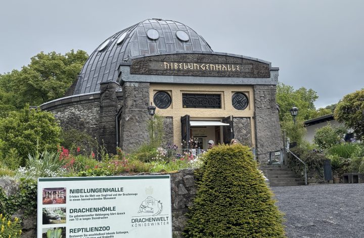 Nibelungenhalle Königswinter mit großer Kuppel bei Regenwetter