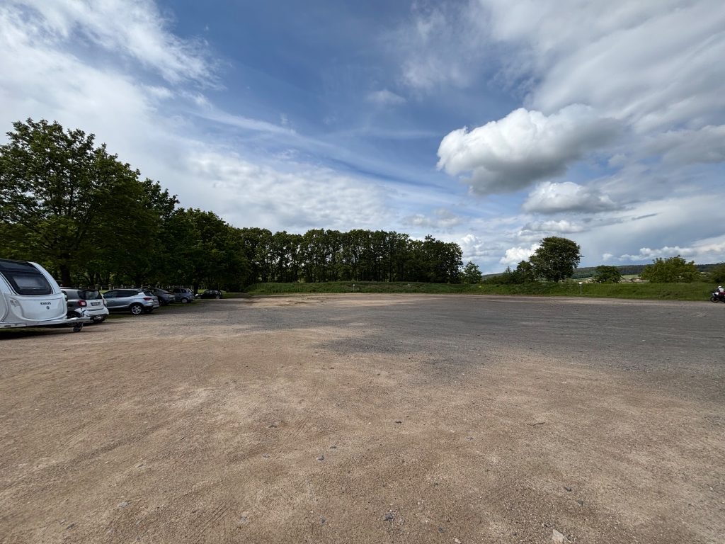 Großer Parkplatz an der Bruder Klaus Kapelle in Mechernich