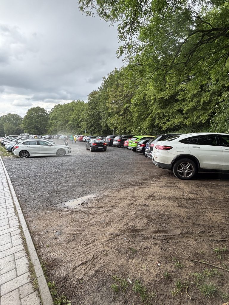 Parkplatz an der Nibelungenhalle Königswinter bei Regenwetter