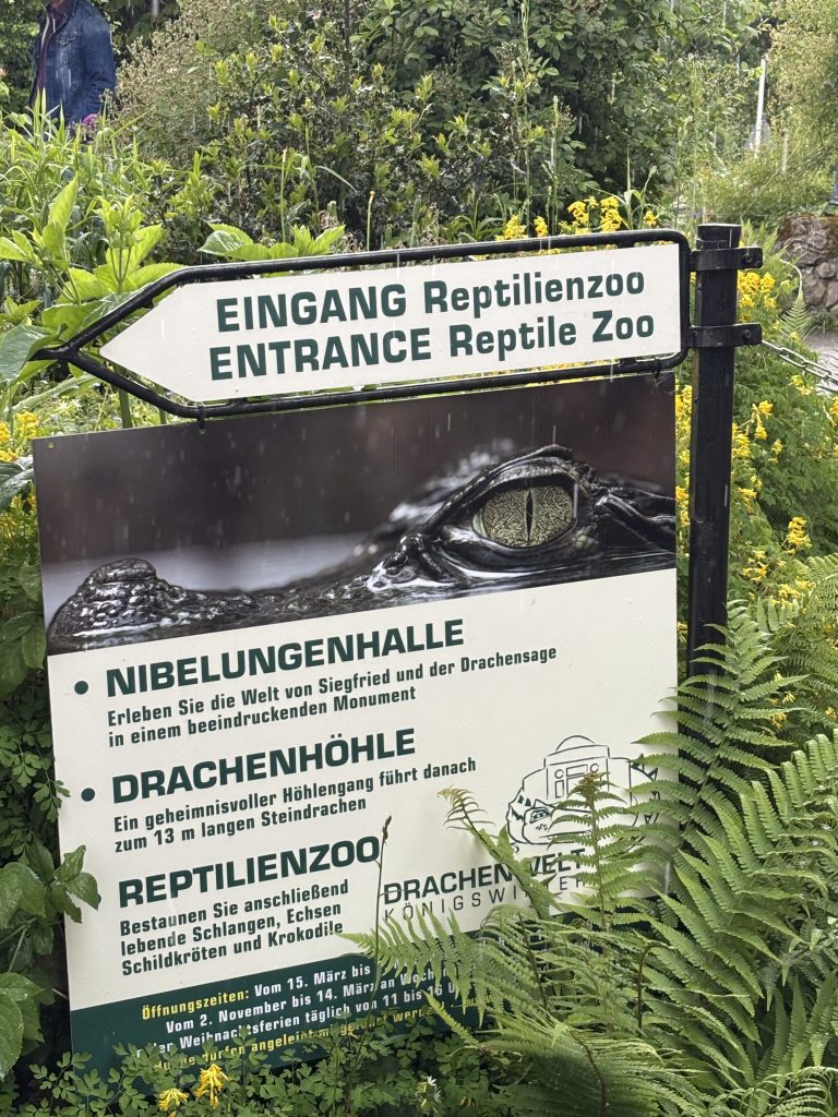 Eingang zum Reptilienzoo an der Nibelungenhalle Königswinter