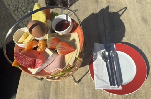 Frühstück Teller Café Markt 10 Euskirchen mit Käse Wurst und Obst