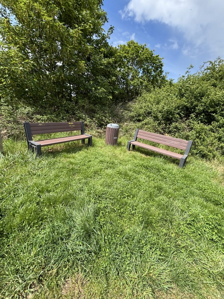 Sitzbänke auf dem Weg zur Bruder Klaus Kapelle in Mechernich