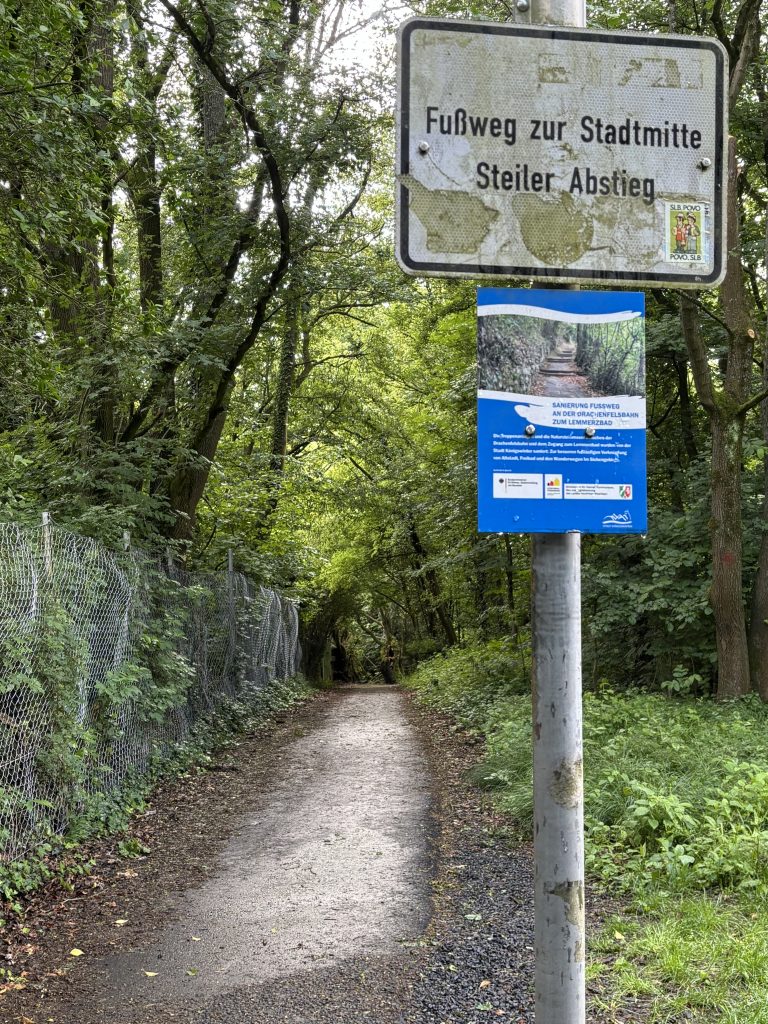Waldweg nahe der Nibelungenhalle Königswinter