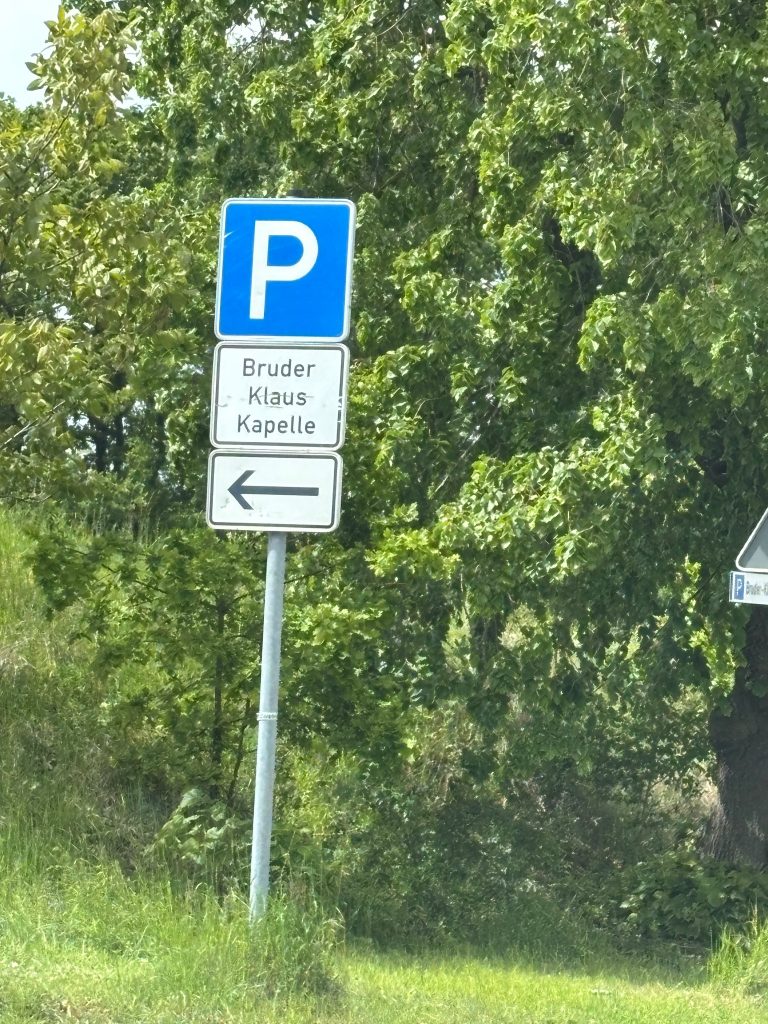 Beschilderung zur Bruder Klaus Kapelle in Mechernich