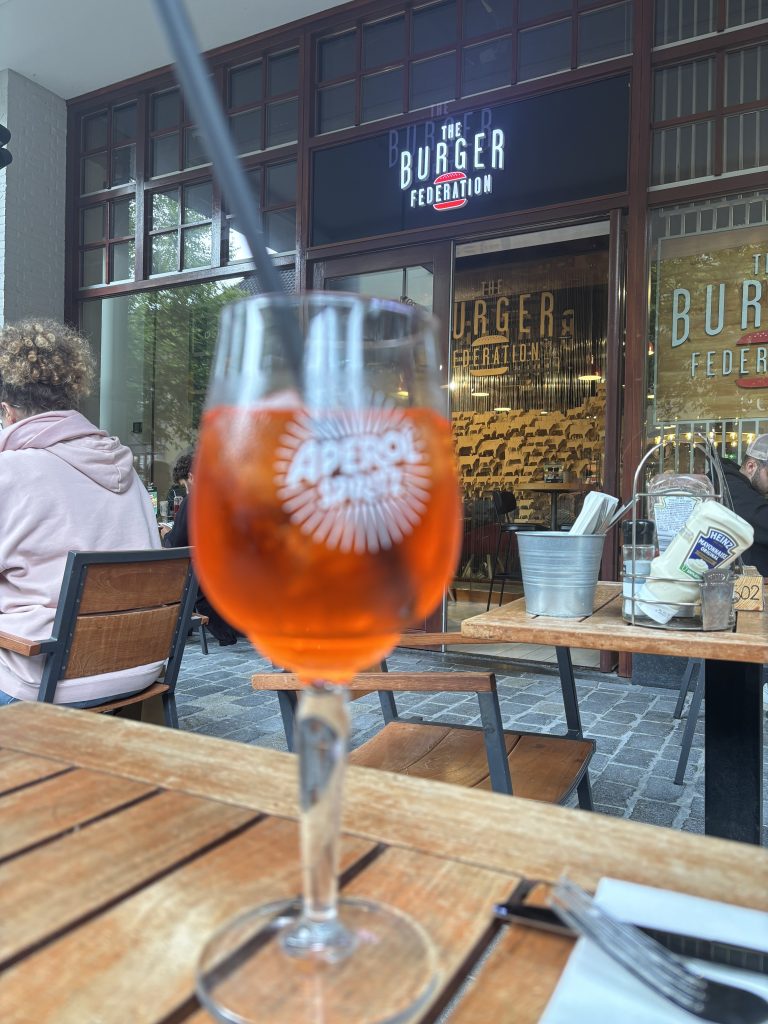 Aperol vor dem Restaurant Burger Federation im Designer Outlet Roermond