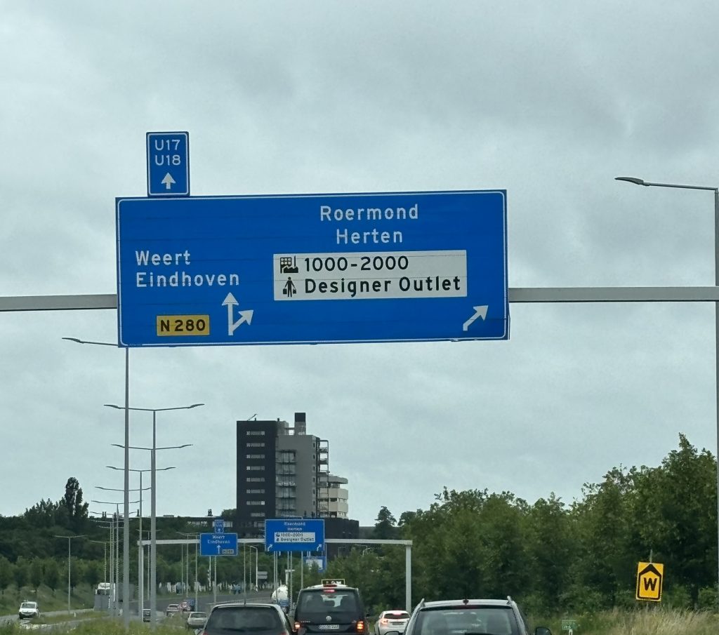 Wegweiser zum Designer Outlet Roermond in den Niederlanden