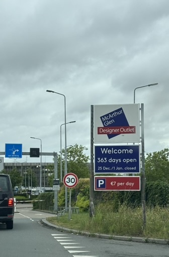 Einfahrt und Eingang zum Designer Outlet Roermond