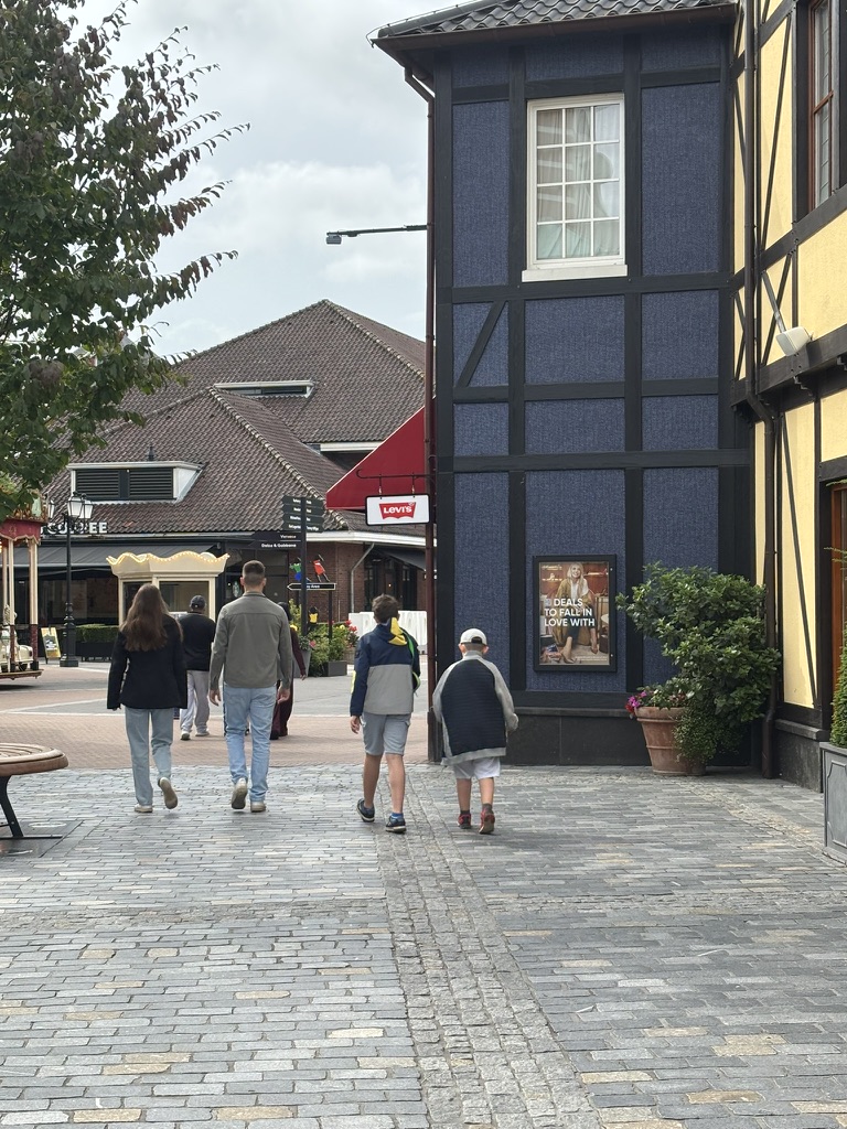 Besucher auf einer Einkaufsstraße im Designer Outlet Roermond