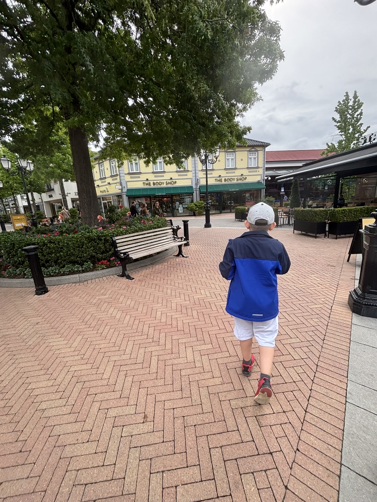 Kind auf einem Platz im Designer Outlet Roermond