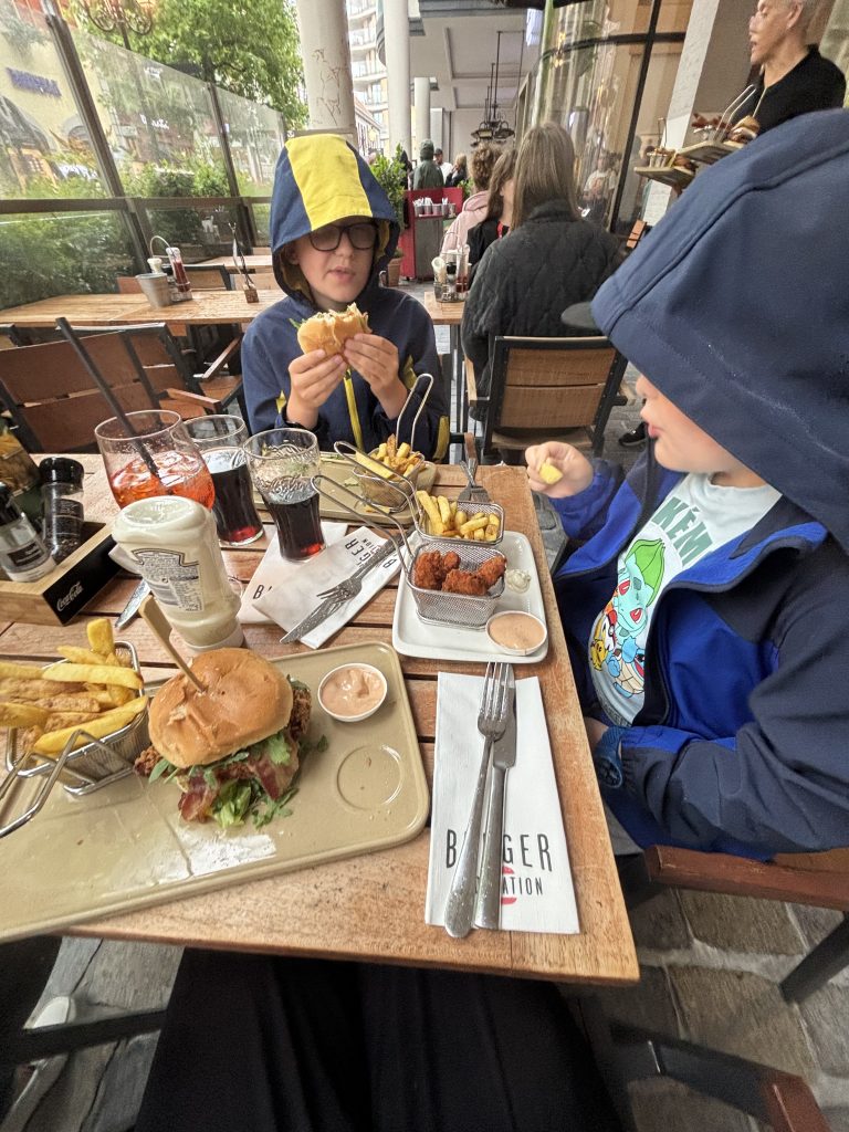 Familienessen im Designer Outlet Roermond