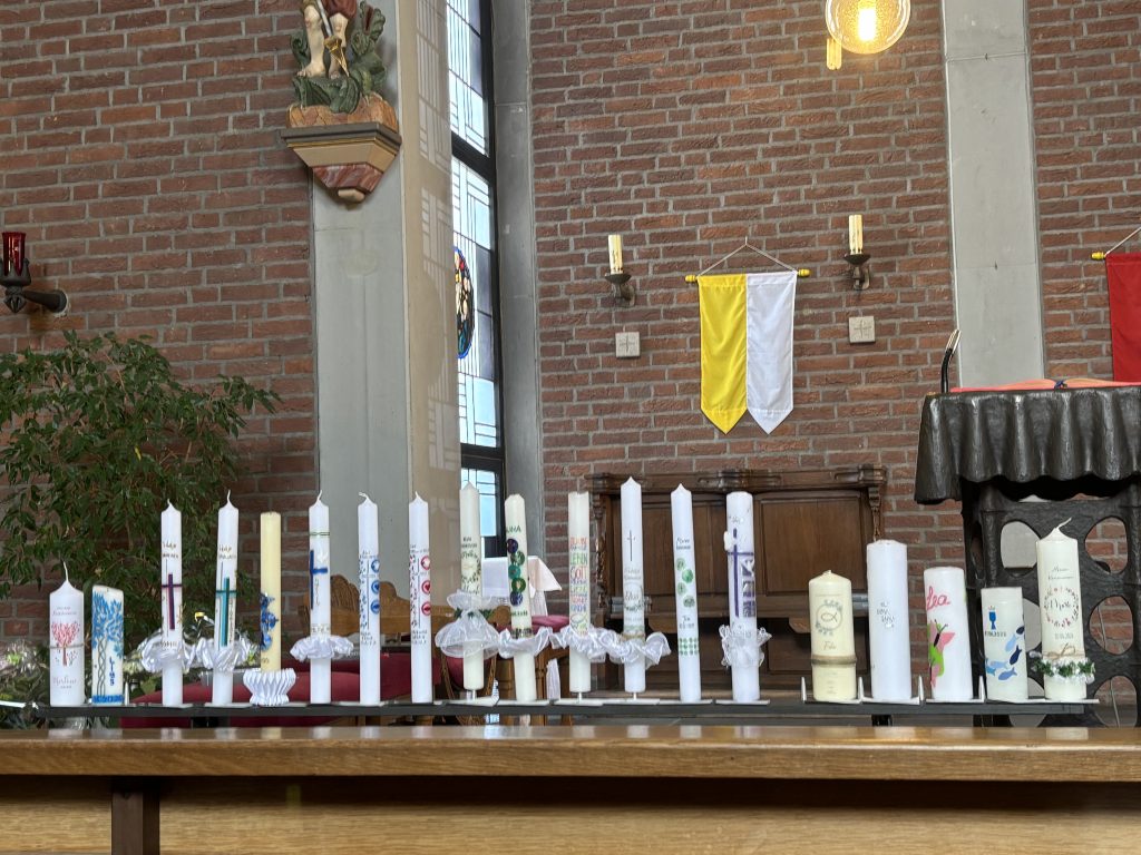 Kommunionkerzen der Kinder während der Generalprobe in der Kirche