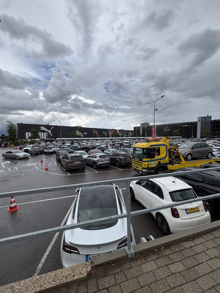 Parkplatz des Designer Outlet Roermond bei Regen
