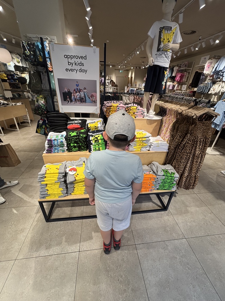 Kind vor Pokémon und Minecraft Kleidung im Designer Outlet Roermond