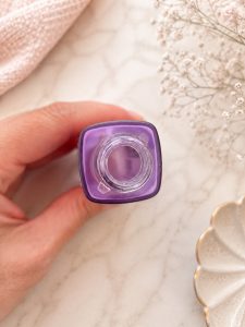 Verschluss des Revitalift Glass Skin Fluids wird gelöst