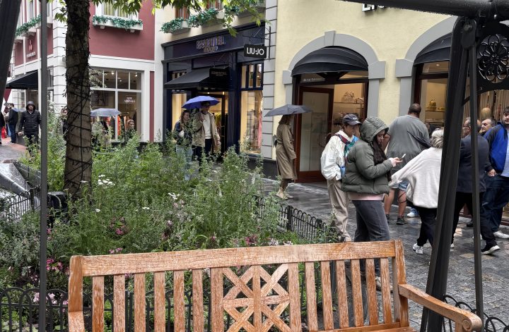 Schaukel mit dem Schriftzug Roermond Outlet