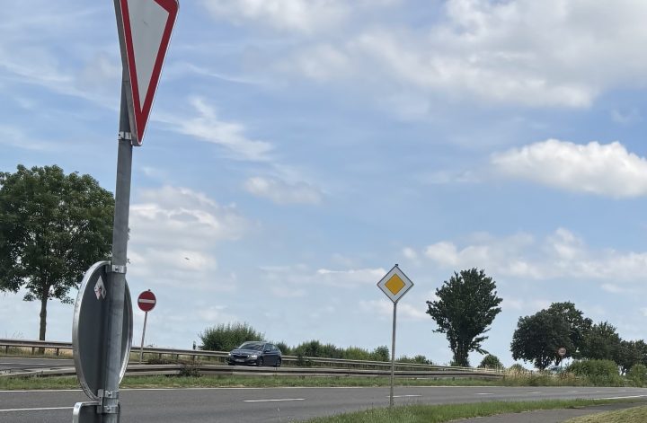Stefan-Kamins-Straße vor der Mercator-Kaserne in Euskirchen