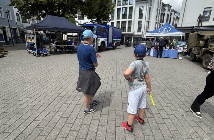 Kinder informieren sich beim Veteranentag Euskirchen über die THW Jugend